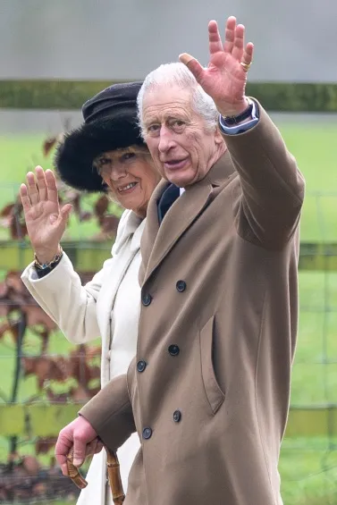 @royalfocus1 El Rey Carlos III saludó a los periodistas que estaban pendientes de su llegada.