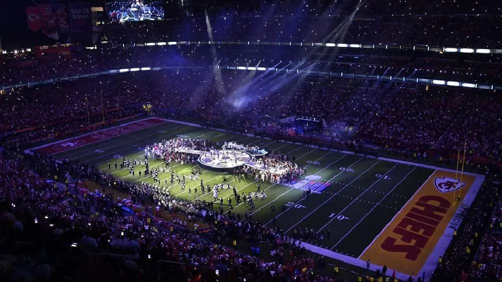 Hubo un show de luces al centro del emparrillado.