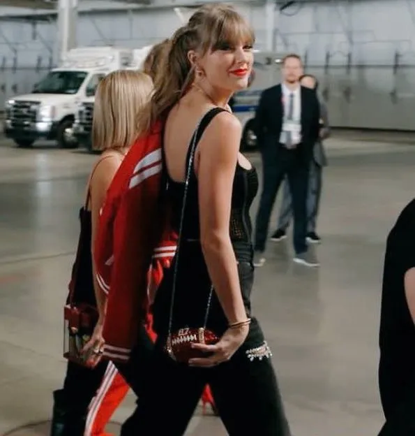 Taylor Swift con su bolso en forma de balón