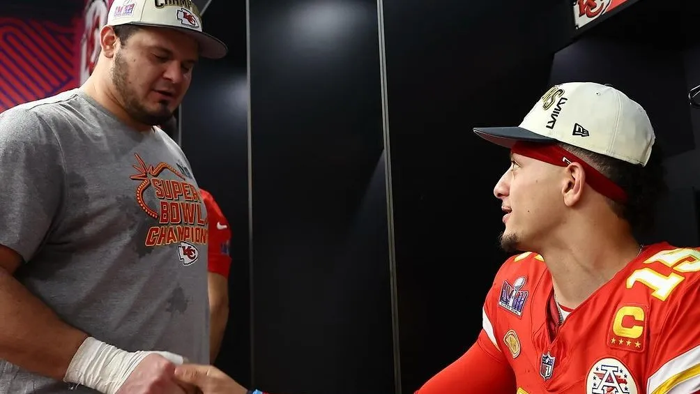 Nick Allegretti con Patrick Mahomes