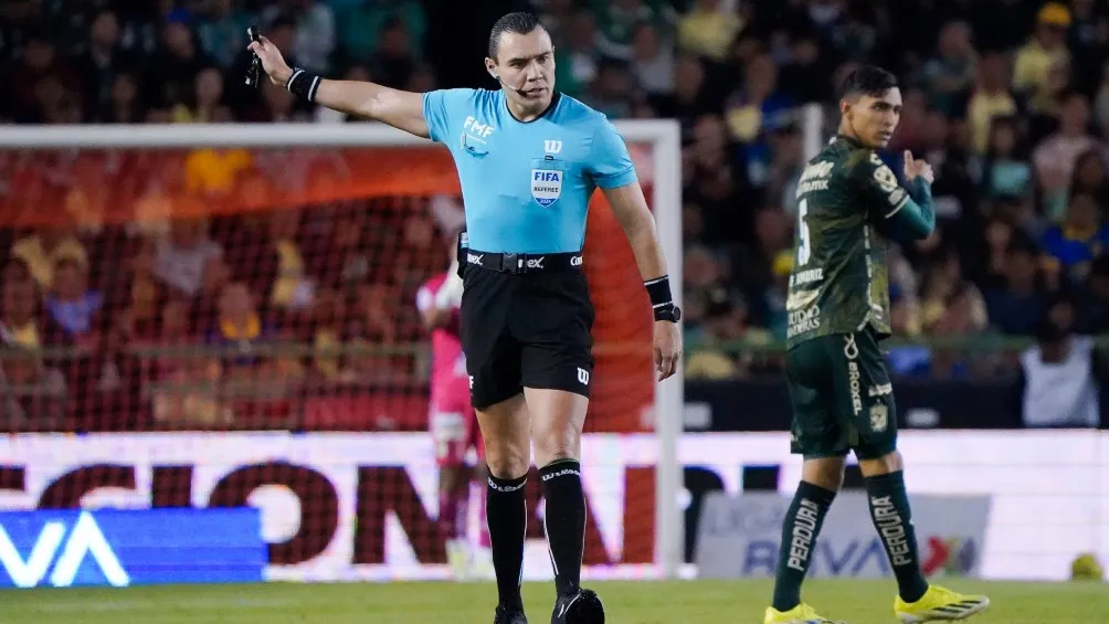 Marco Antonio Ortiz arbitro central del encuentro