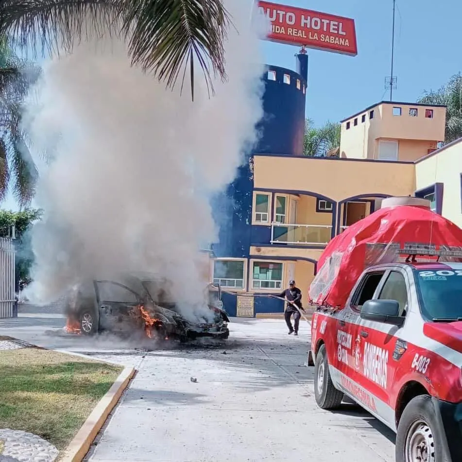 Justo a la entrada del auto hotel la camioneta se empezó a incendiar.