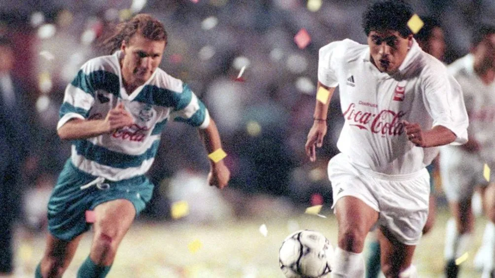 Adomaitis en un partido con Santos ante Tecos