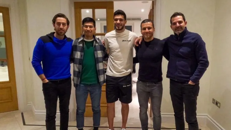 Cuerpo técnico del Tri en su visita con Raúl Jiménez