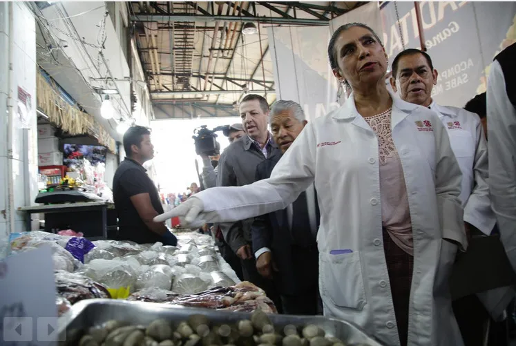 La secretaria de Salud de la CDMX, Oliva López Arellano, arrancó el operativo en mercados.