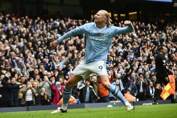 Erling Haaland celebra uno de sus goles vs Everton
