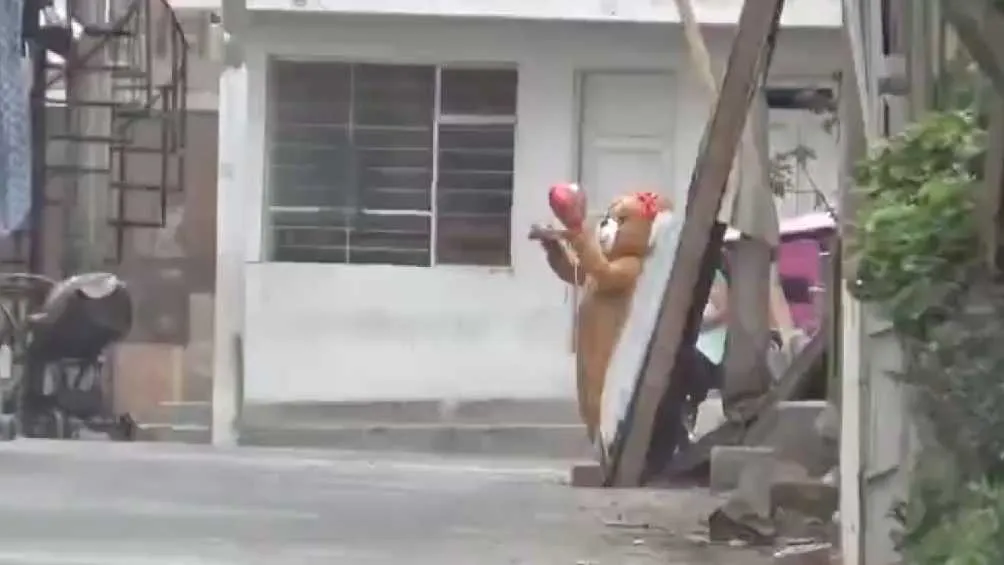 CAPTURA DE PANTALLA: Twitter: @PoliciaPeru El peluche le mostró una pancarta a la sospechosa para que saliera de su casa.