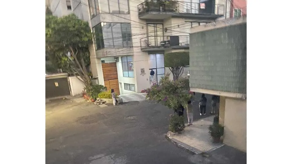 Hubo varias personas que salieron de sus hogares al sentir el movimiento telúrico.