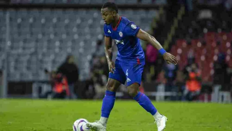 Ditta controla el balón