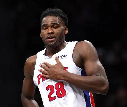 AP Isaiah Stewart se lamenta tras falla