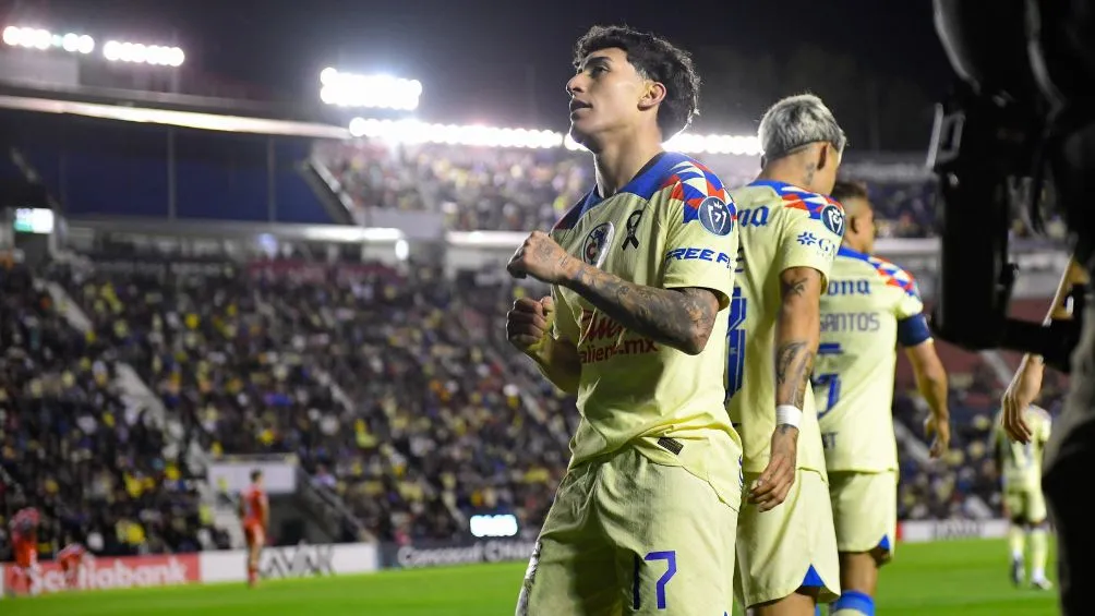 Zendejas celebrando un gol