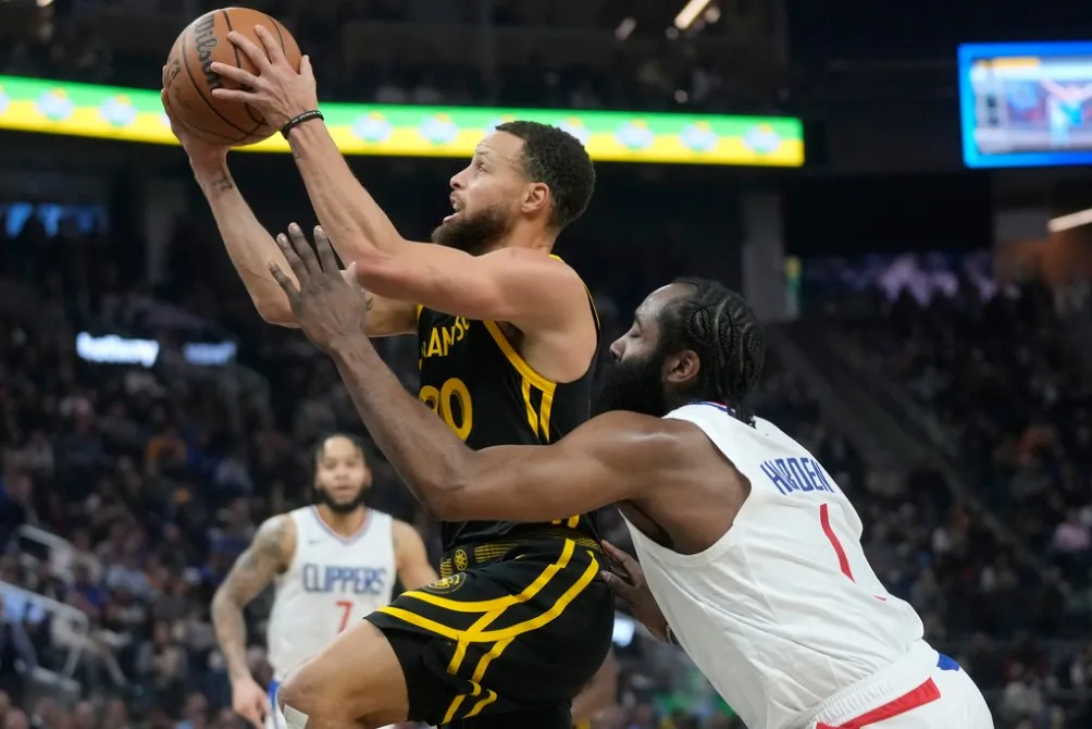 James Harden trata de detener a Curry