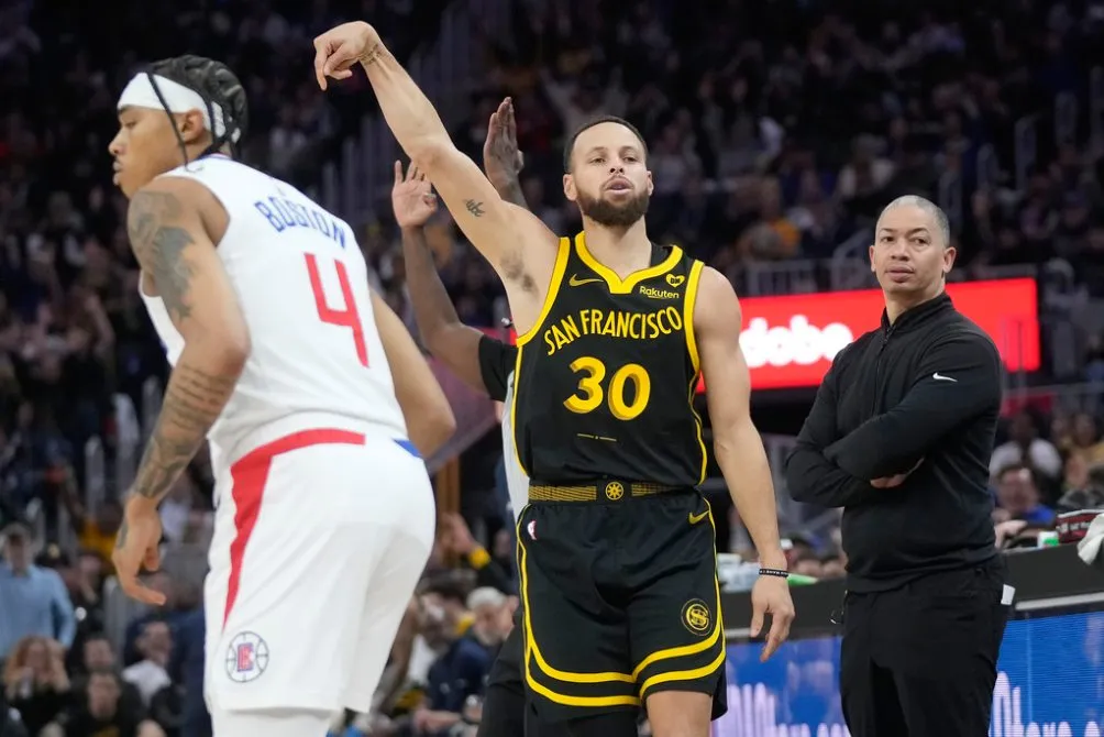 Curry tras un tiro de tres puntos frente a los Clippers