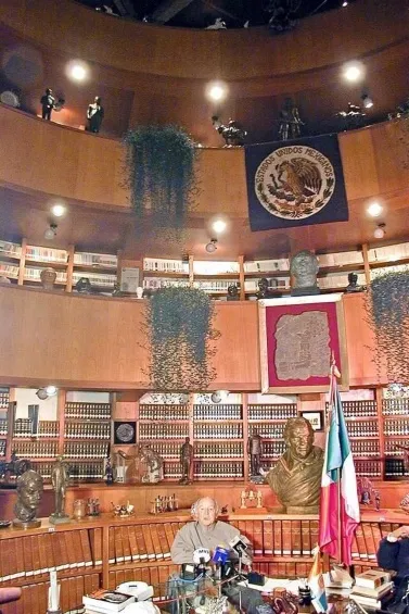 López Portillo en la biblioteca de la 'Colina del Perro', con más de 30 mil libros.