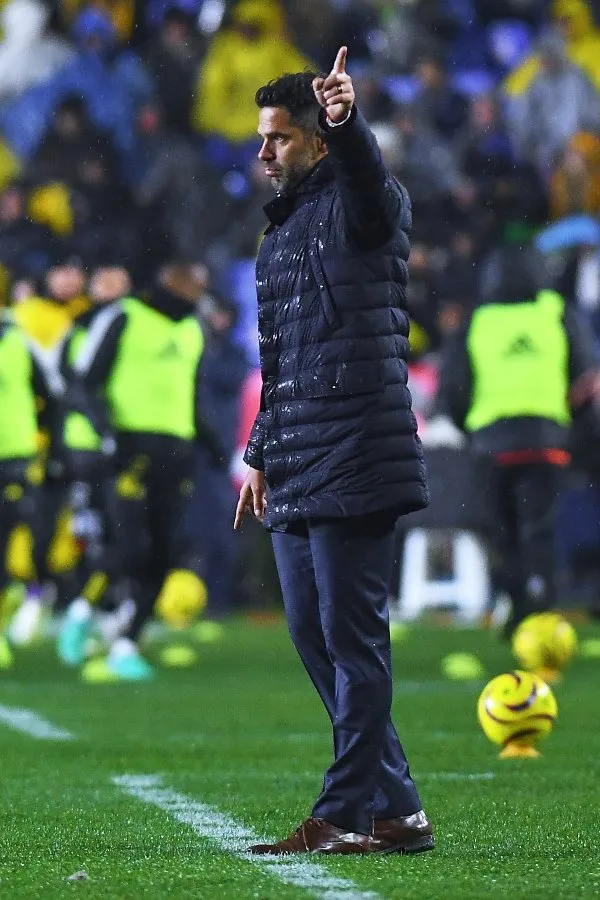 Fernando Gago en el duelo entre Chivas y Tigres