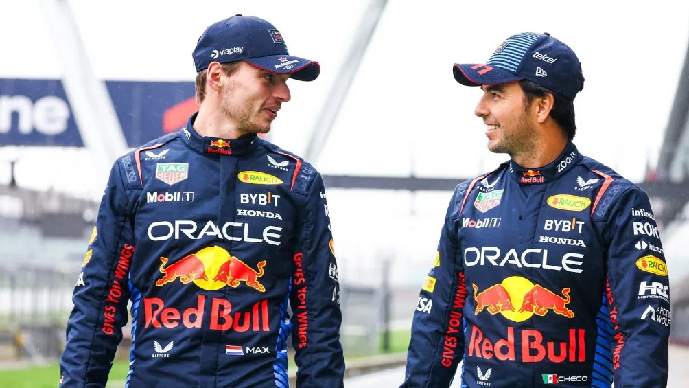 X: @redbullracing Checo y Verstappen ya tuvieron el primer acercamiento al RB20
