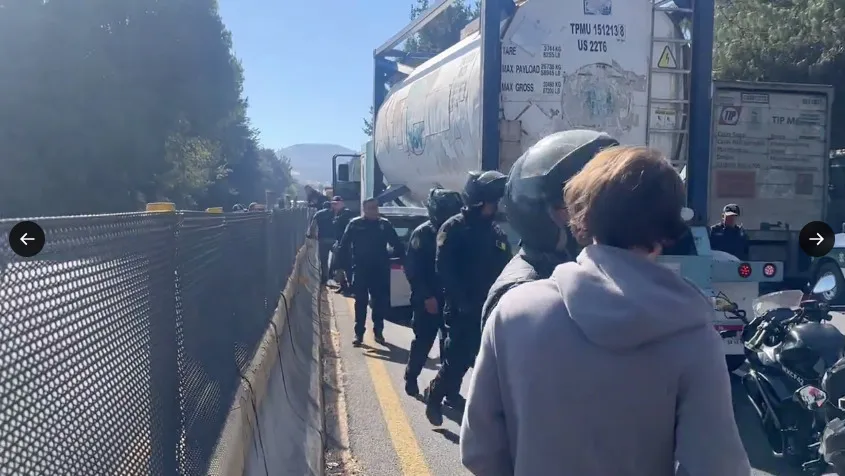 Los policías no permitieron que los transportistas entraran a la CDMX.