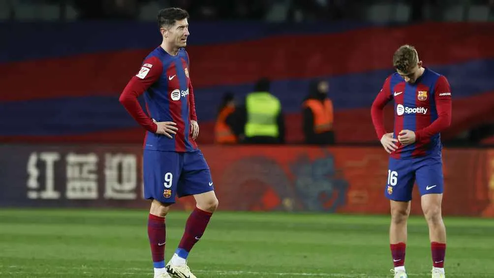 Se alejan del título