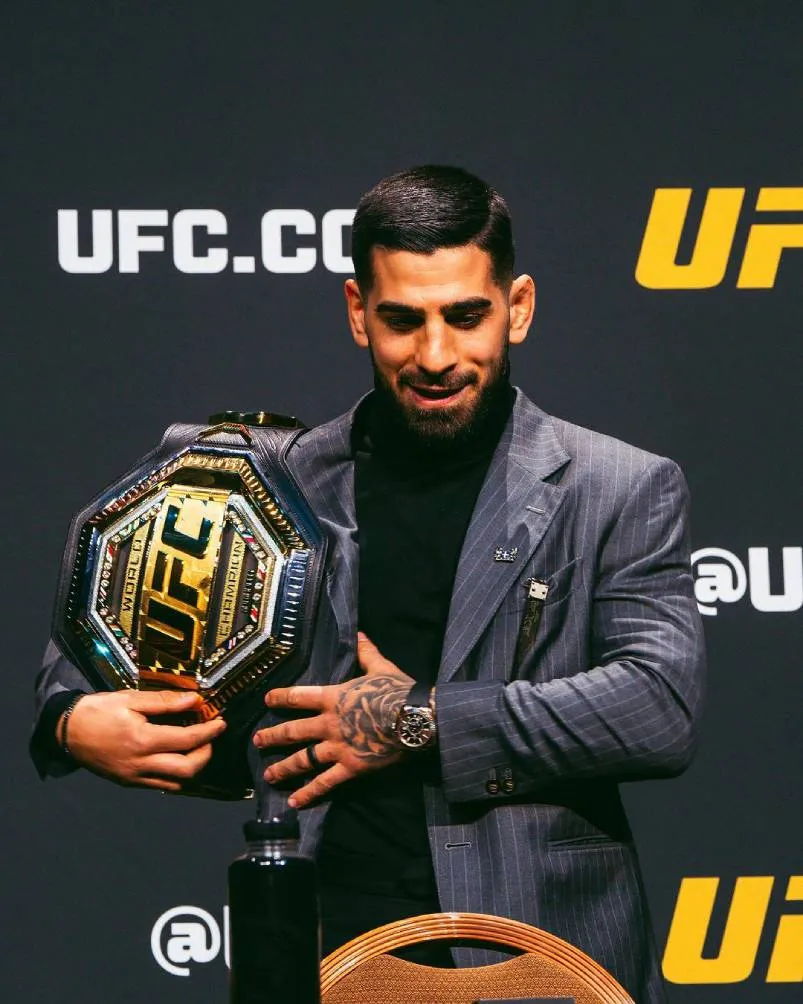 Ilia Topuria con su cinturón de UFC