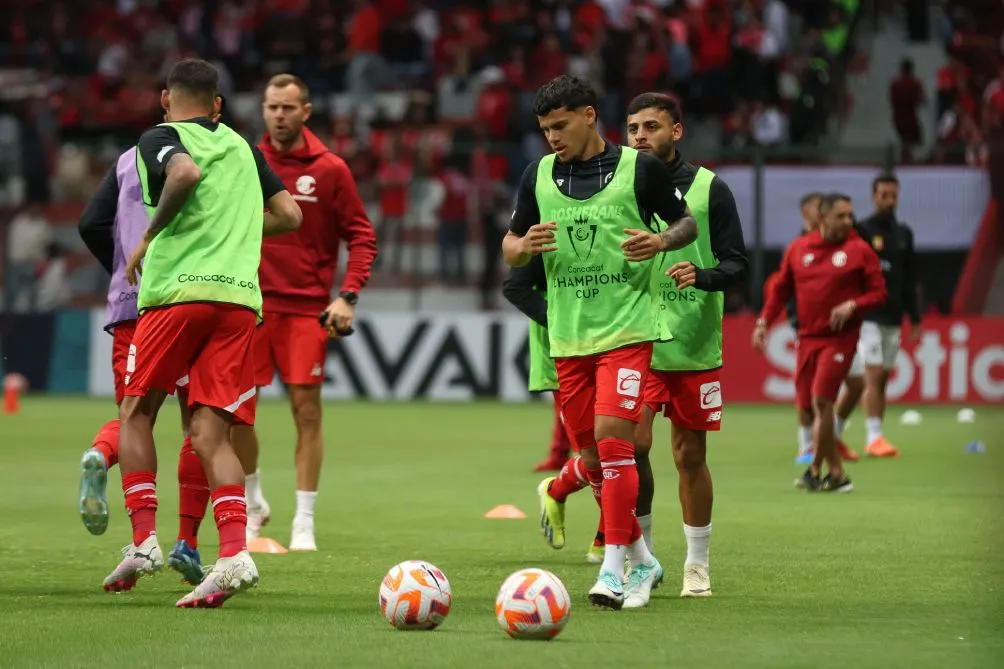 Araújo durante el calentamiento de Toluca