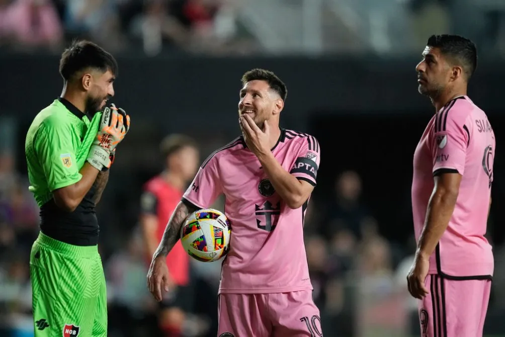Messi y Suárez con Lucas Hoyos de Newell's Old Boys
