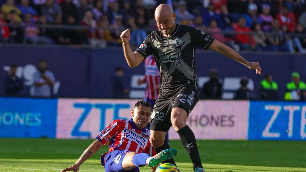 Carlos González en el duelo ante San Luis