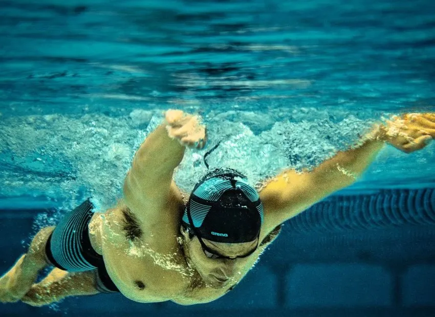 Ruvalcaba bajo el agua en alberca