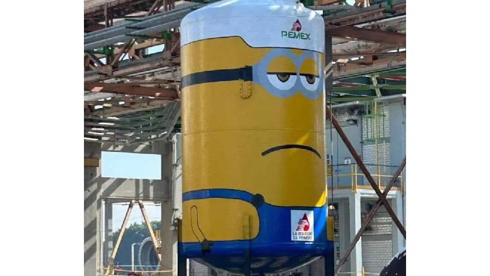 Tanques de Pemex con imagen de miniosn Foto usuaria de X