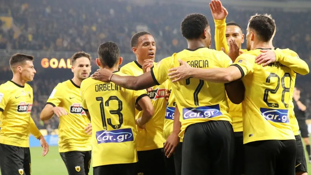 AEK celebrando la goleada de 3-0