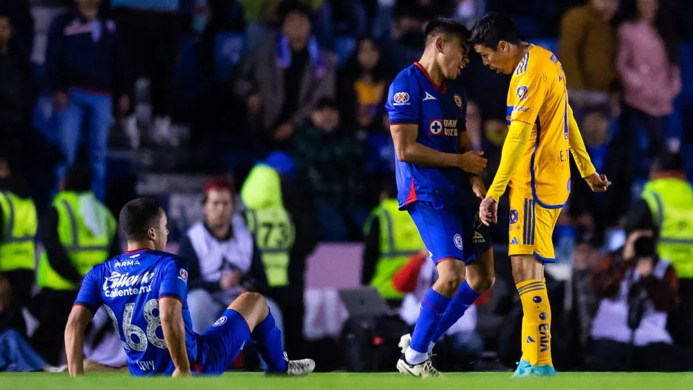 MEXSPORT Momento en el que Tercero le da un cabezazo a Charly