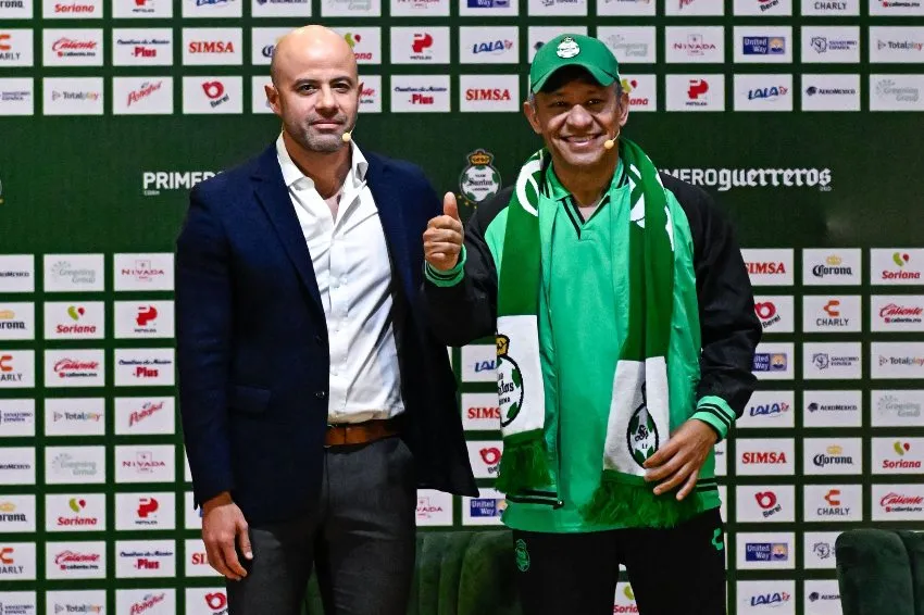 Ambriz con los colores de Santos Laguna