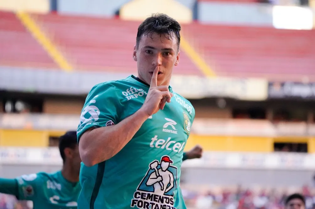 Viñas en el festejo de su gol ante Atlas