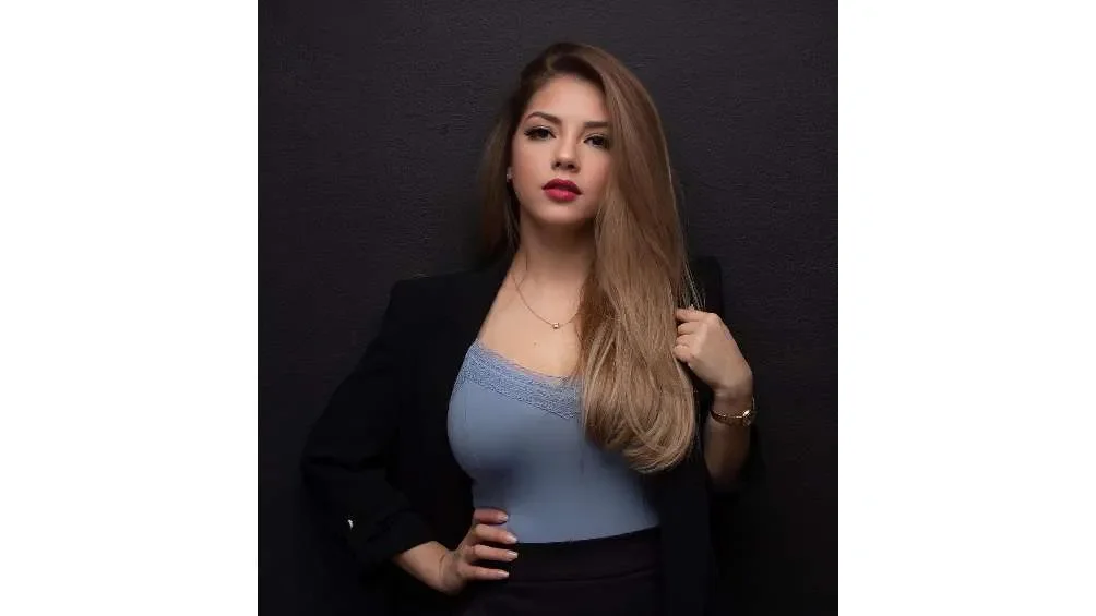 En 2023 anunció la venta de contenido para adultos como estrategia política..