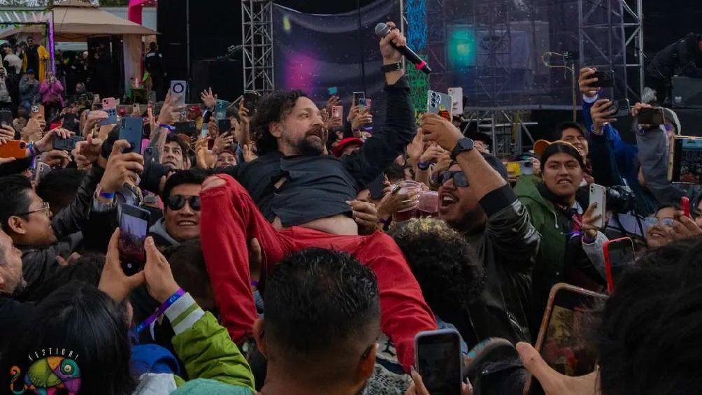 Ismael Salcedo se lanzó para que la gente del público lo cargara.