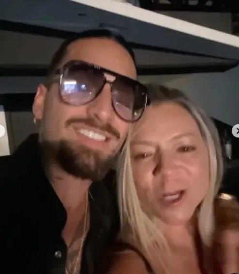 El cantante de música urbana y su mamá disfrutaron del concierto.