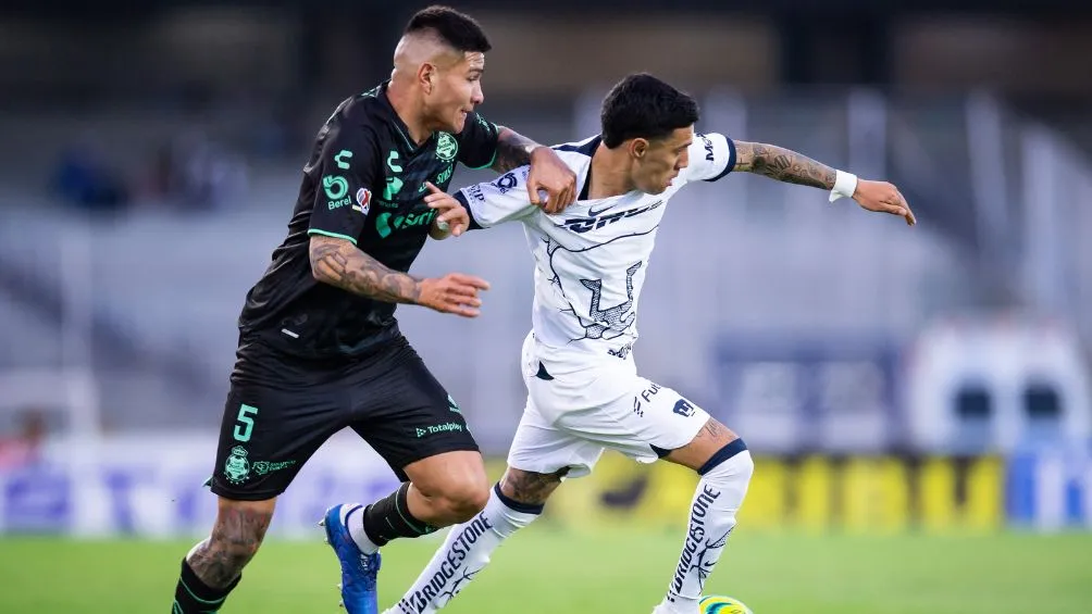 Leo Suárez en el partido ante Santos