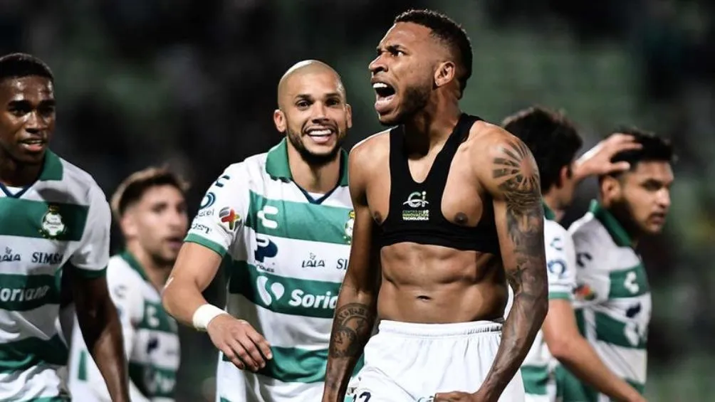 MEXSPORT Ayrton Preciado celebra un gol con Santos