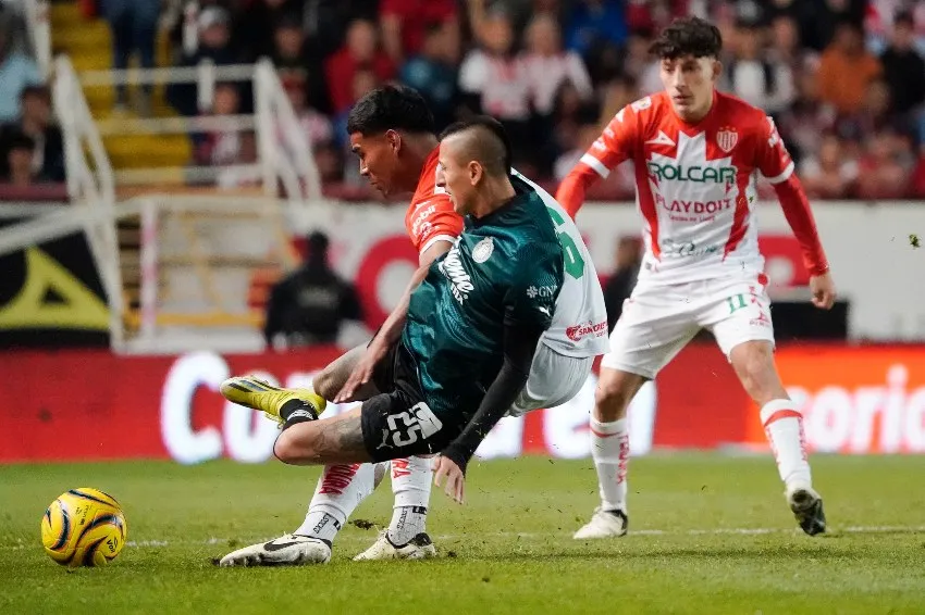 IMAGO Alvarado jugando la pelota en el partido