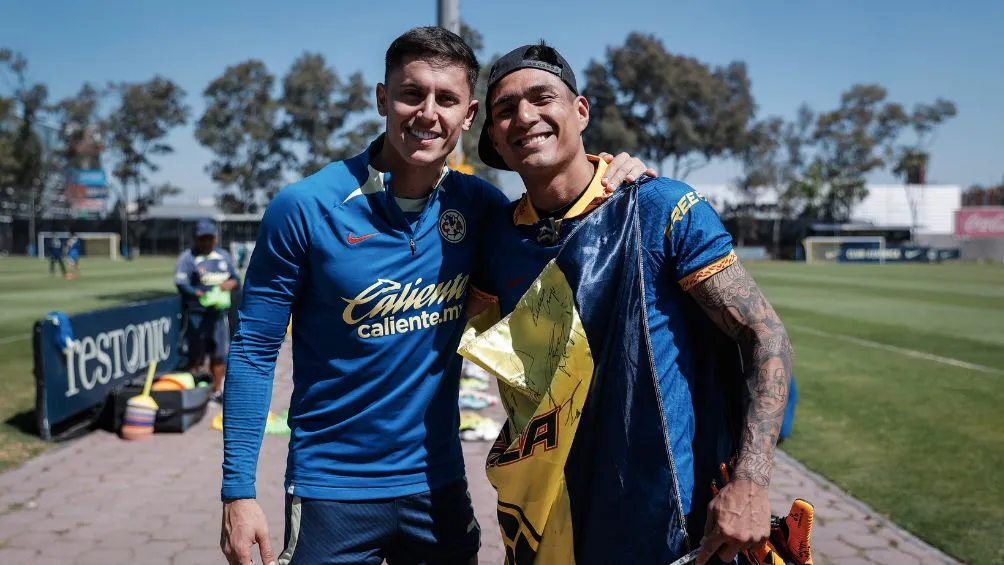 TWITTER: @ClubAmerica Chairez junto a Brian Rodríguez