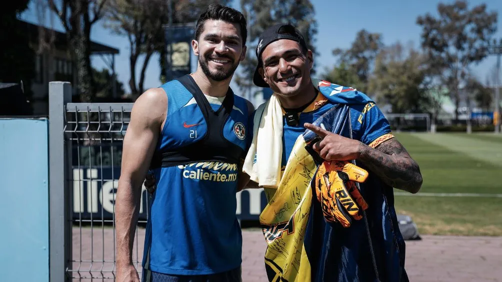 TWITTER: @ClubAmerica El peleador de UFC junto a Henry Martín