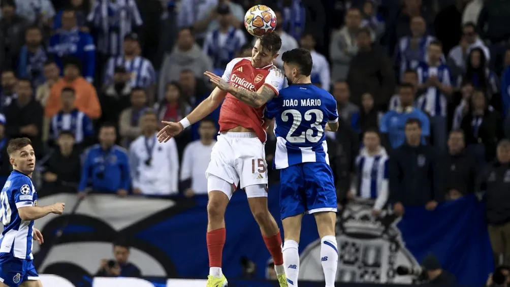 Joao Mario disputando un balón por los aires de Portugal