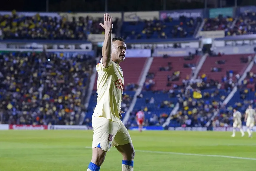 Jonathan Rodríguez en un partido de América