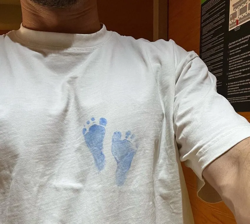 Las plantas de los pies de su nuevo hijo