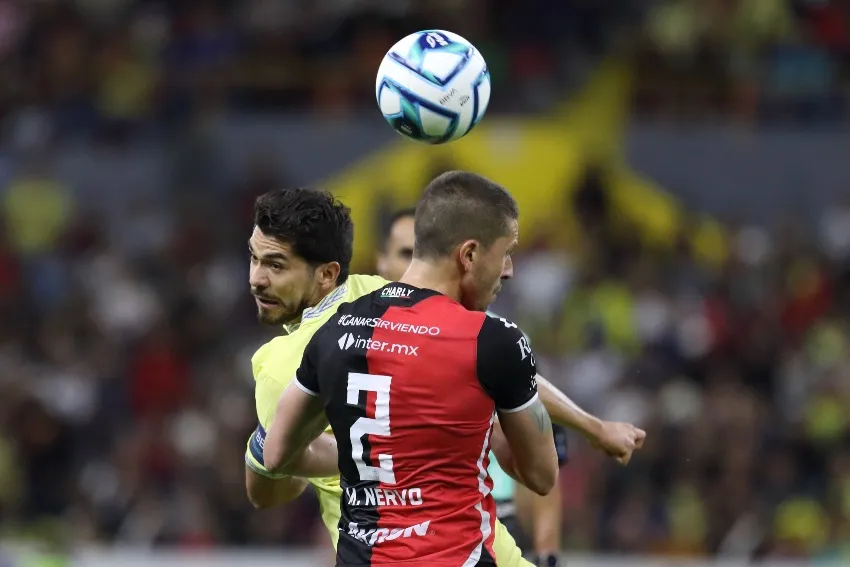 MEXSPORT El futbolista en duelo aéreo con Henry