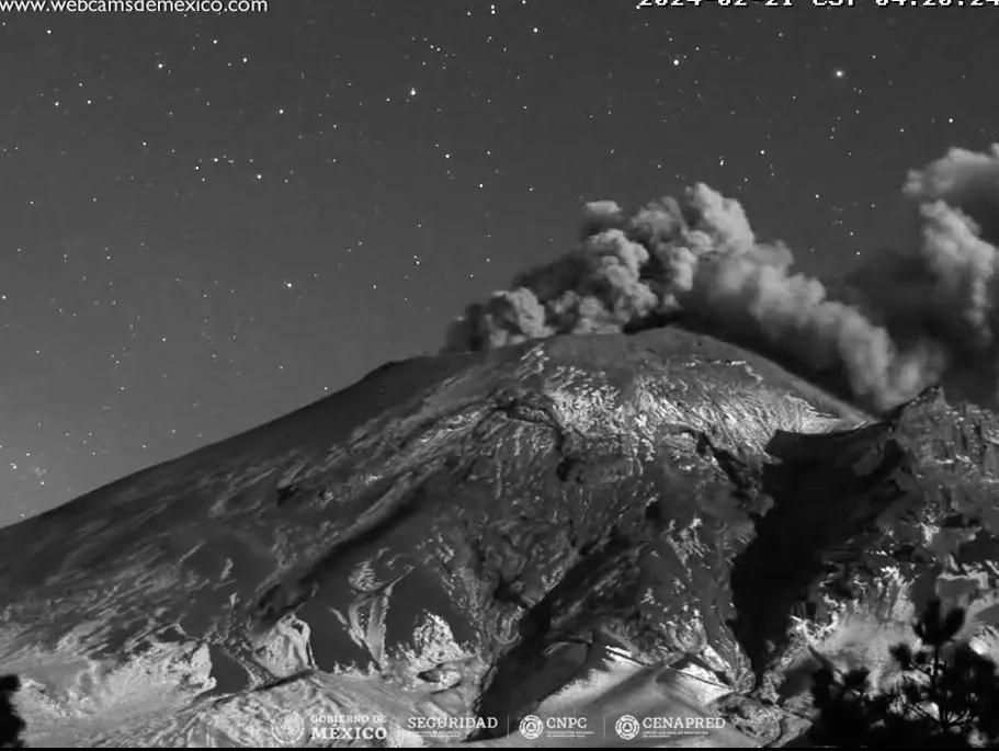 Durante la noche, el volcán siguió resgistrando actividad.