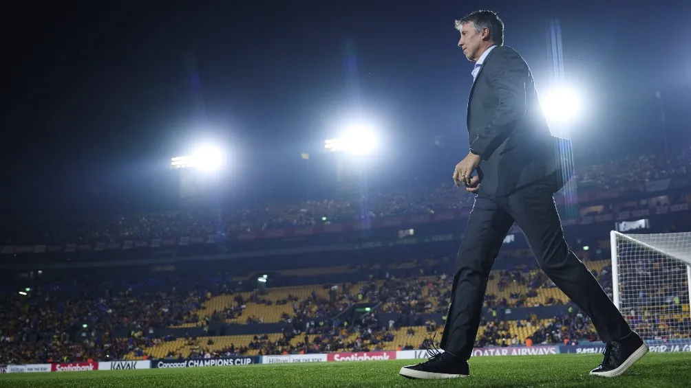 Siboldi dirigiendo un partido