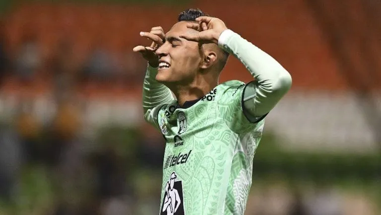 Fidel Ambriz en partido con el León