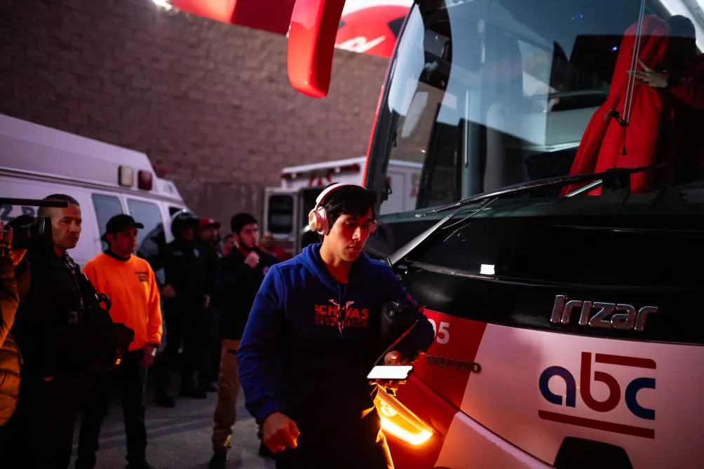 IMAGO 7 Macías llegando en el camión de Chivas