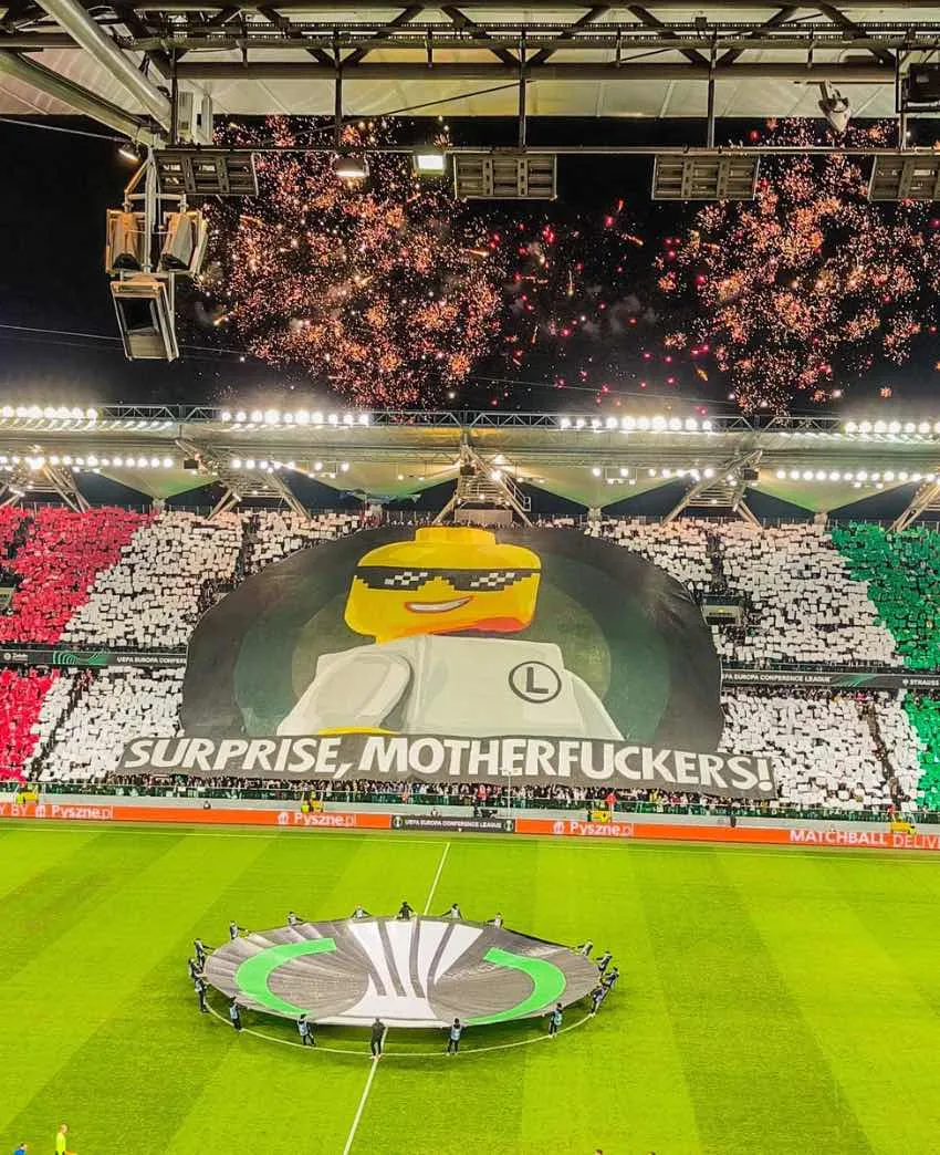 Mesaje de la afición de Legia hacia la UEFA