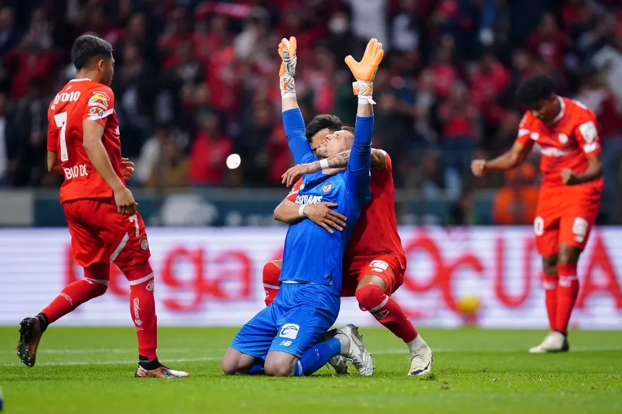 Tiago Volpi festejando un gol